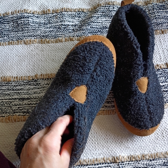 Acorn Cozy Sherpa Slip-On Slippers with Tan Soles - Picture 4 of 8